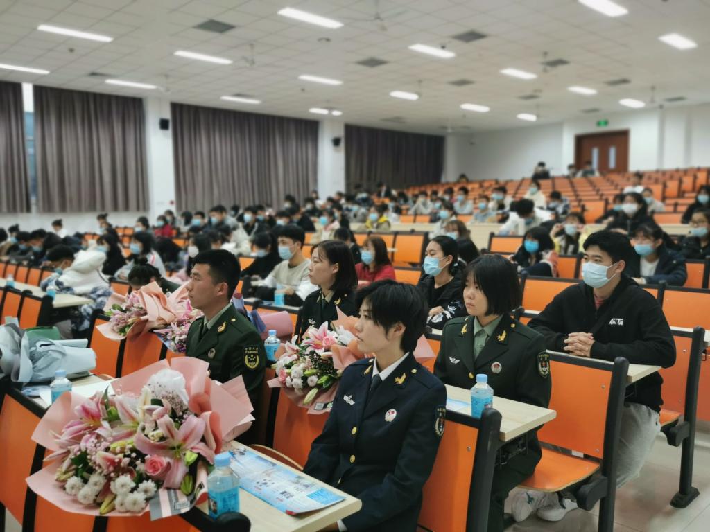 参会学生认真聆听报告会